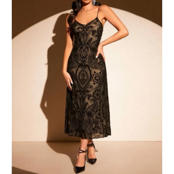 Dresses & Skirts - Plus size luxe black floral print cami dress